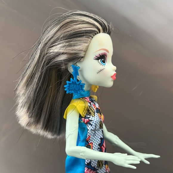 ⚡️2015 Frankie Stein from Monster High with Blue ZAAAP POW Dress & Yellow Shoes - Picture 5 of 17